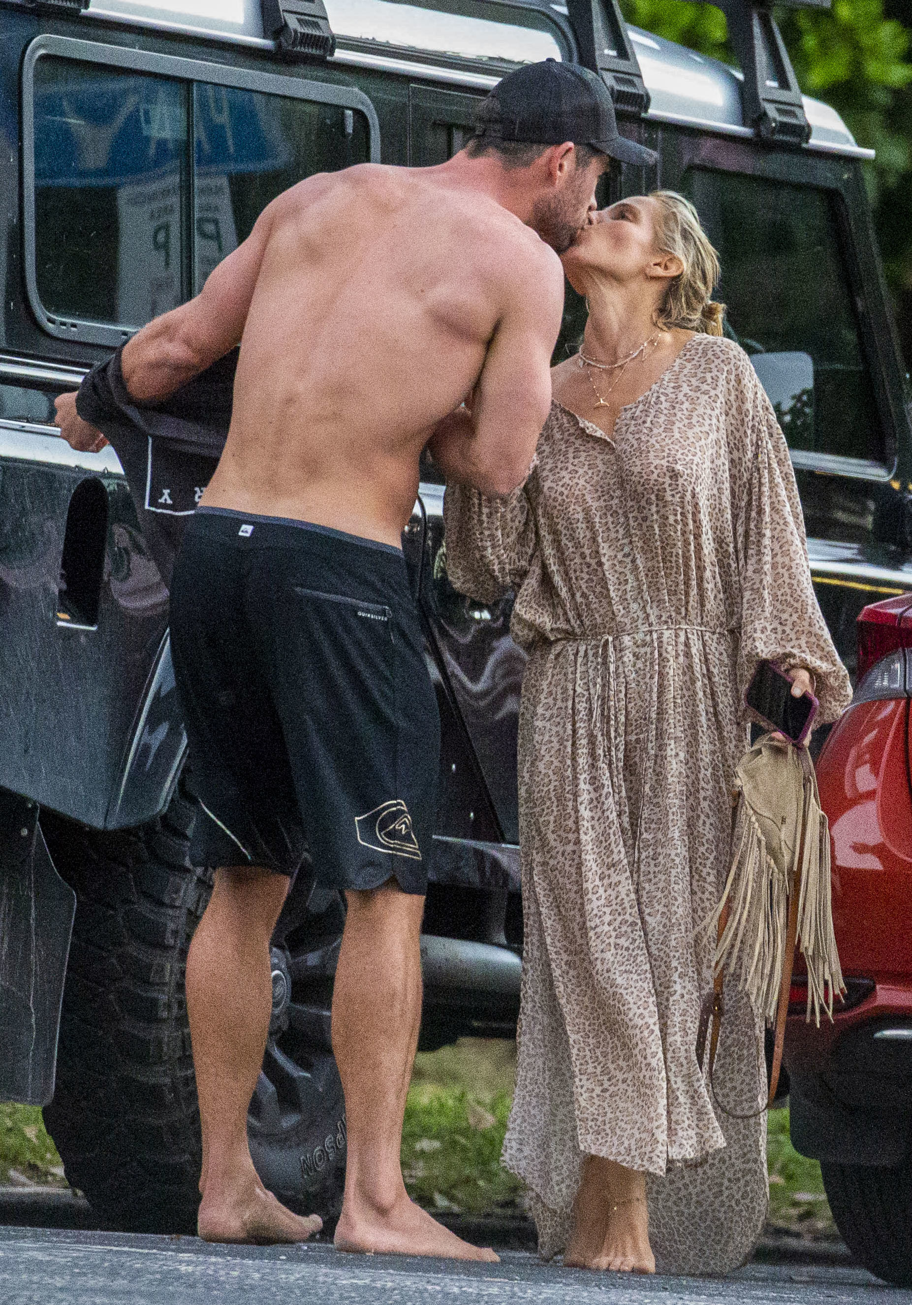Chris Hemsworth Elsa Pataky kiss beach - Celebrity PDA of 2019 | Gallery | Wonderwall.com