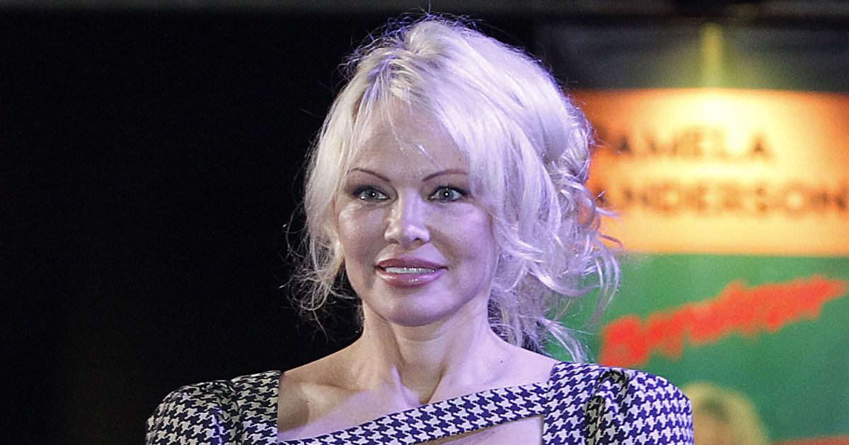 Pamela Anderson tried forcing her way into meeting with Mike Pence ...