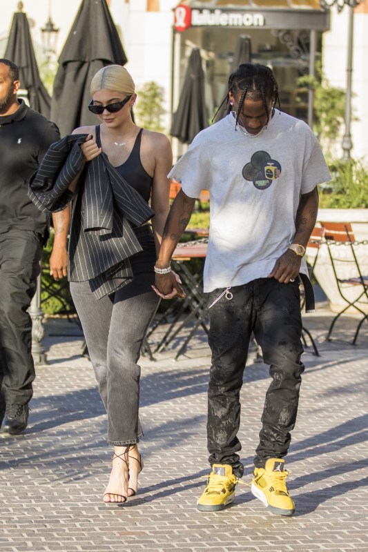 Kylie Jenner and Travis Scott fuel engagement buzz at jewelry plus more news | Gallery | Wonderwall.com