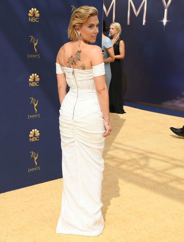 Scarlett Johansson Shows Off Her Massive Back Tattoo At The Emmys Gallery Wonderwall Com