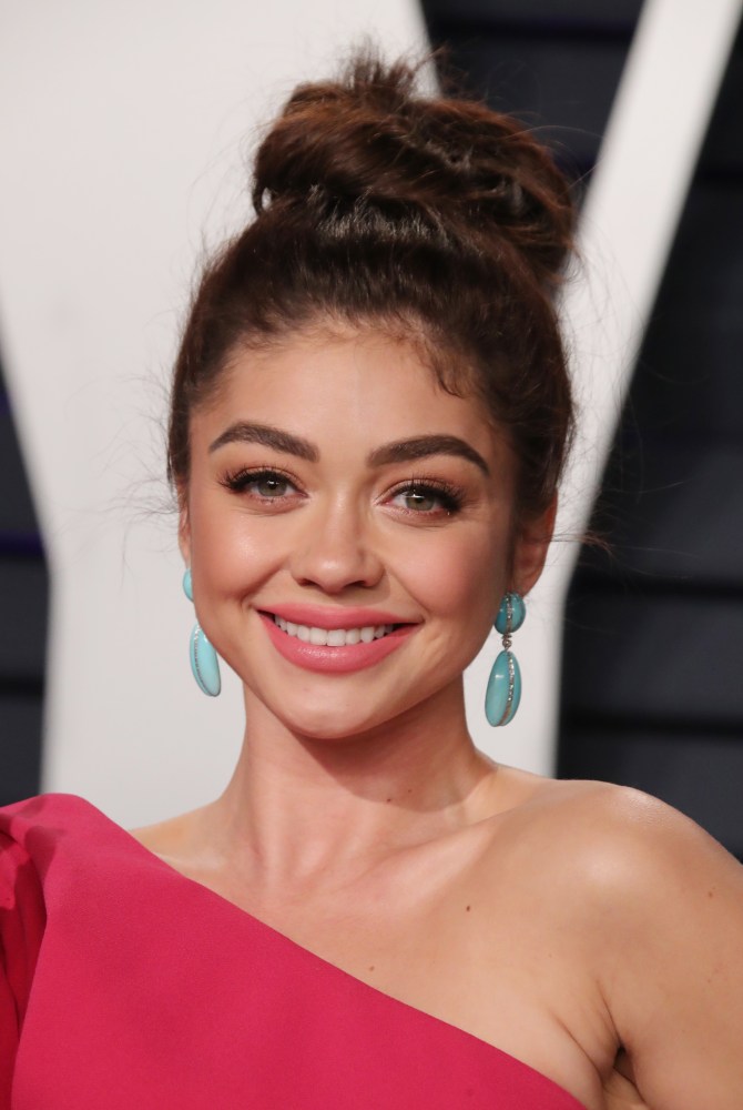 Sarah Hyland claps back after online hater calls her 'obnoxious' |  Wonderwall.com