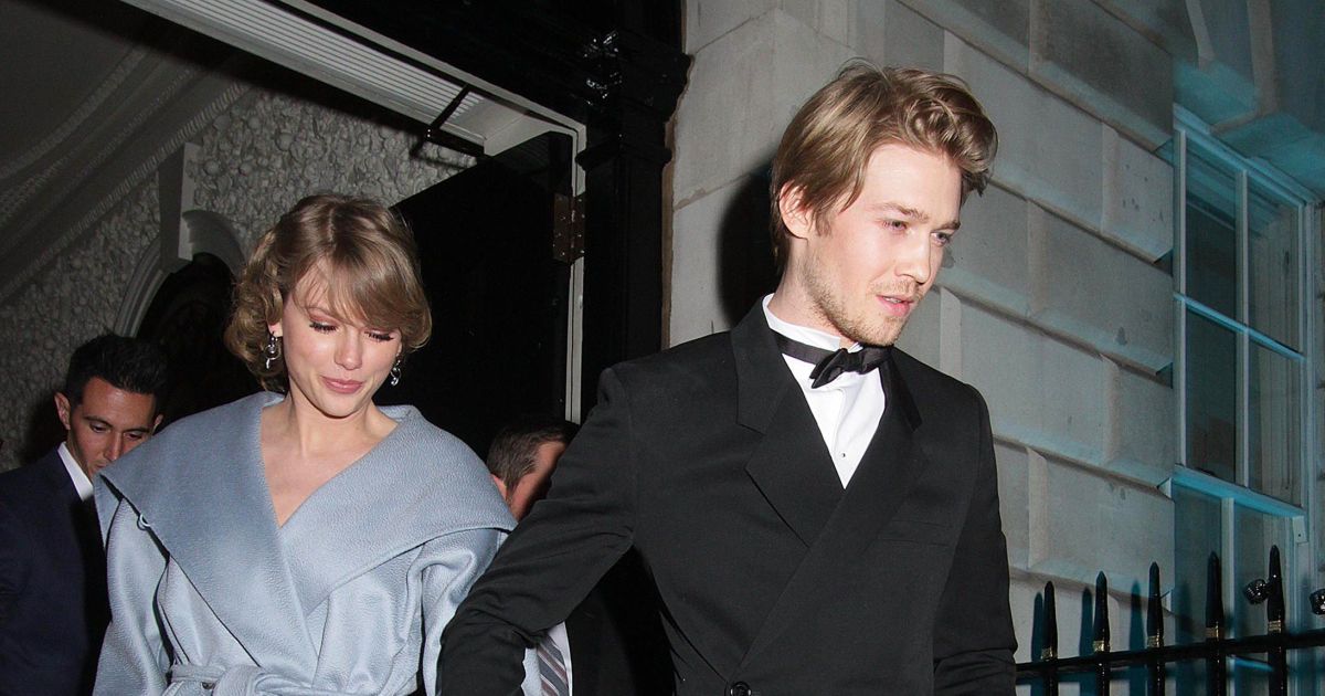Taylor Swift sparks rumors she's secretly married or engaged, plus more celeb love news.jpg