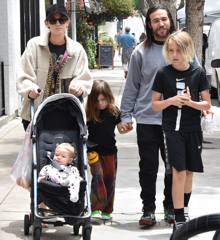 Adorable rock star dads: Dave Grohl, Chris Martin and more! | Gallery | Wonderwall.com