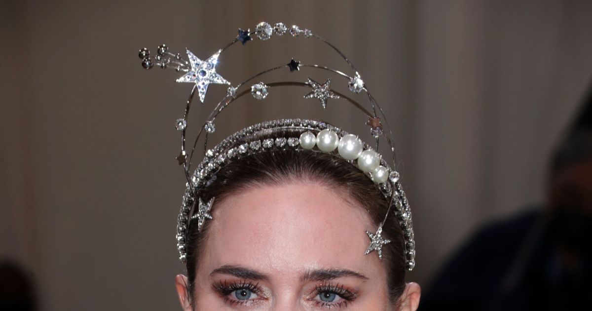 Emily Blunt leaves us starry-eyed with her constellation-inspired headpiece, plus more major accessory moments from Met Galas past.jpg