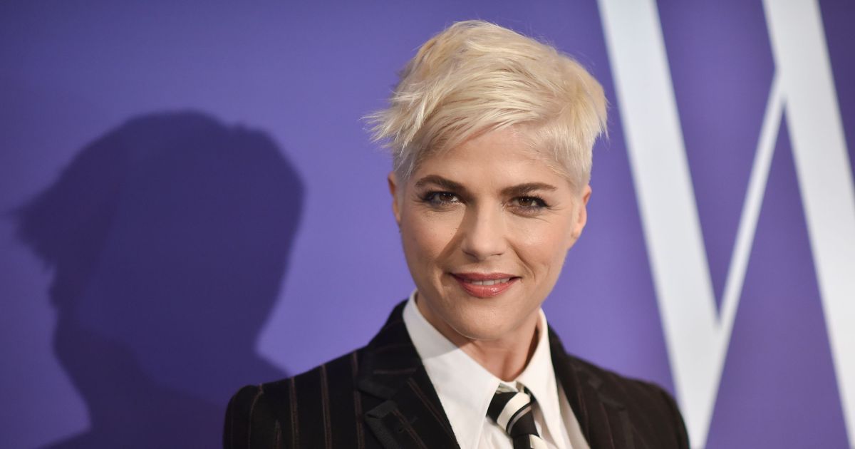 Selma Blair used to bite celebrities — one even punched her for it!.jpg