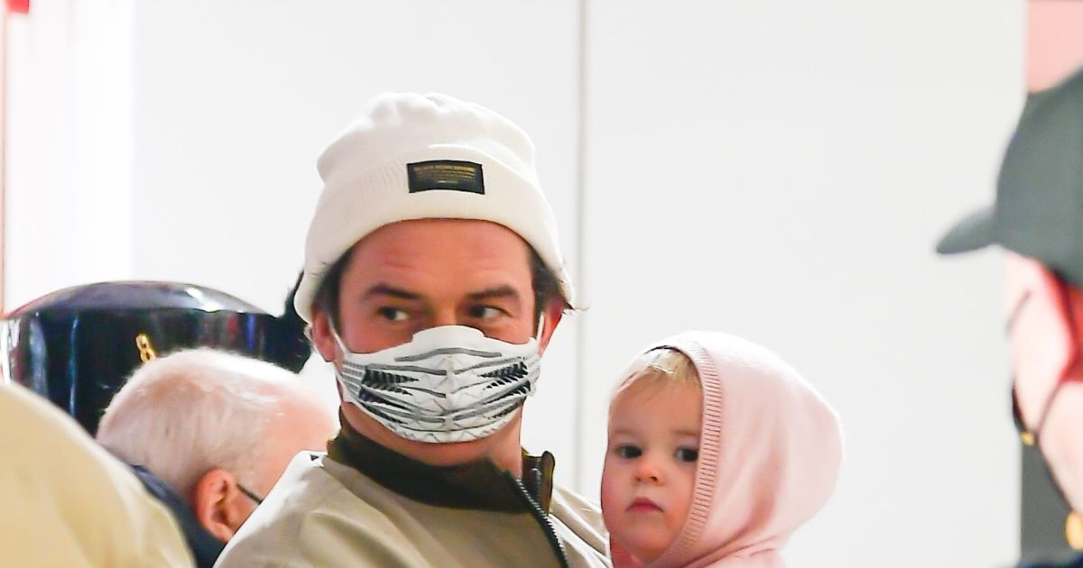 Orlando Bloom goes toy shopping with adorable daughter 
