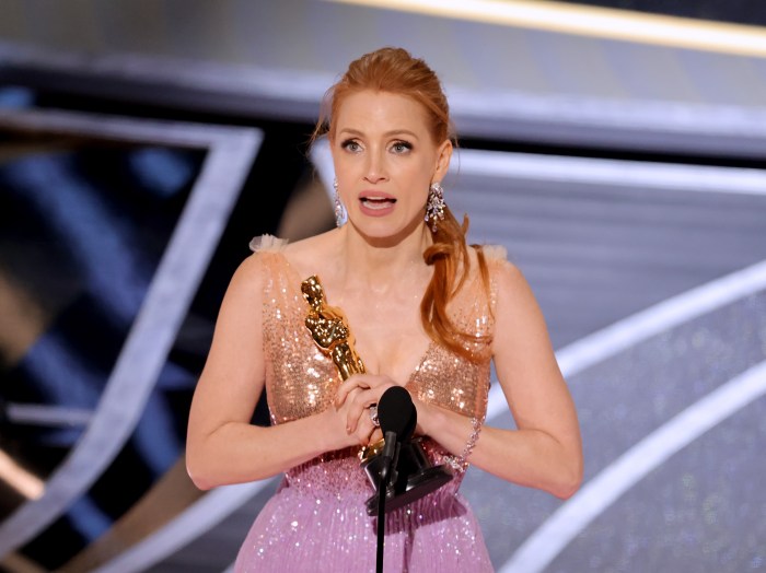 Regina Hall Feels Up Jason Momoa On Stage At 2022 Oscars – Hollywood Life