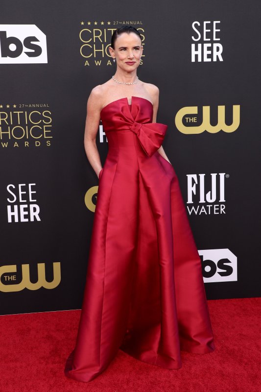 Critics Choice Awards 2022 red carpet: Kristen Stewart, Selena Gomez, Halle  Berry and more shine in style - ABC News