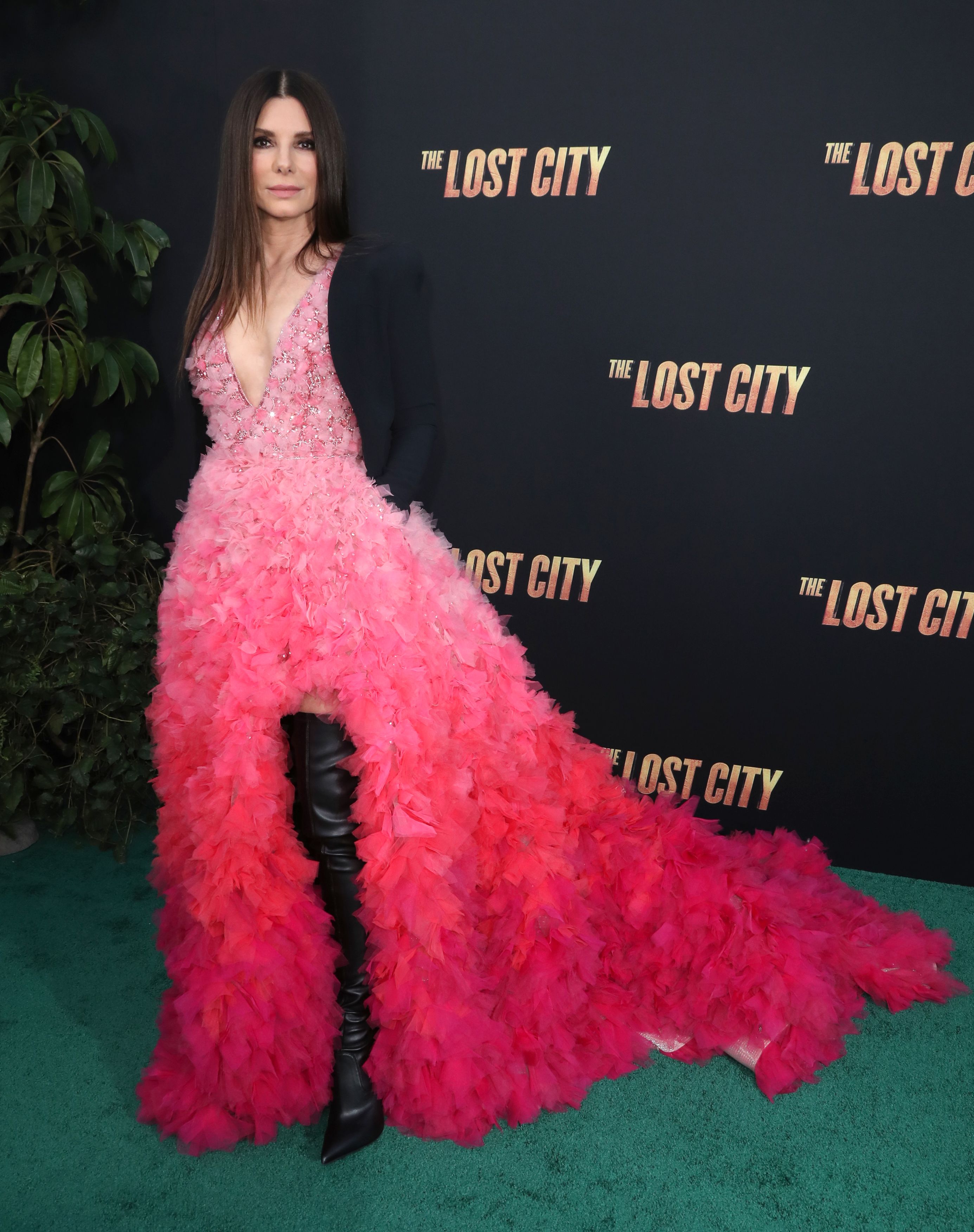 Sandra Bullock's pink-and-black style faux pas, plus more fashion hits and  misses for March 2022 | Gallery | Wonderwall.com