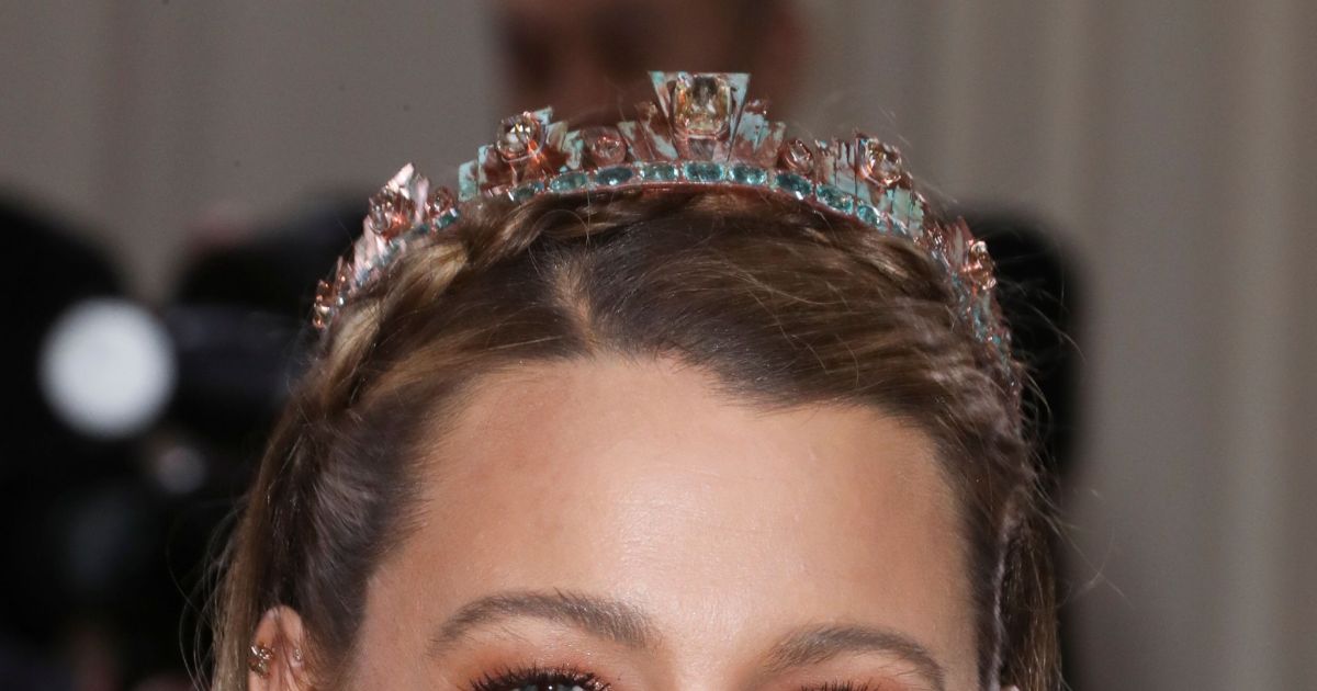 Emma Chamberlain wore a full tiara to the 2022 Met Gala