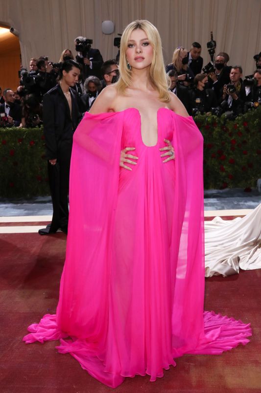 Celebrities wearing hot pink fashion trend in 2022 | Gallery |  Wonderwall.com