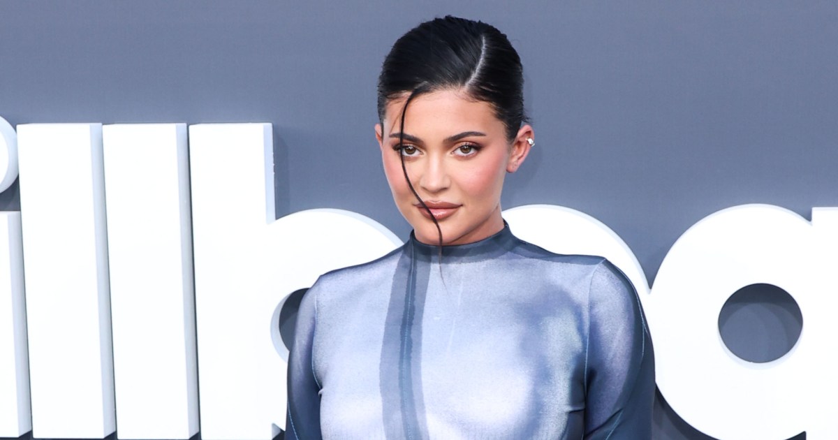 Kylie Jenner's super glam driver's license picture has social media buzzing.jpg