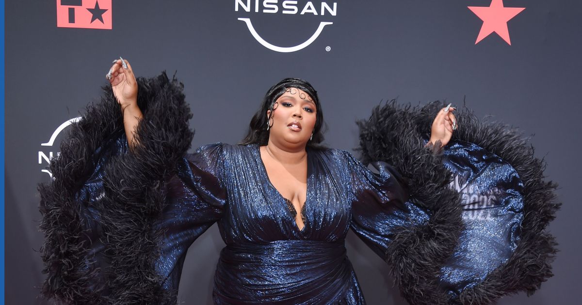 Lizzo dishes on her racy conversations with Rihanna and the sexy celeb couple she wants a call from, plus more news | Gallery