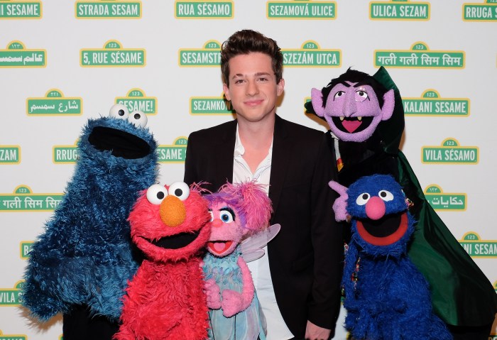 Egern sekvens drikke A pop star gets up close and personal with Cookie Monster, Elmo and Grover,  more stars hanging out with 'Sesame Street' characters | Gallery |  Wonderwall.com