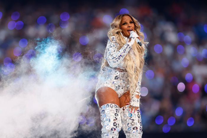 Mary J. Blige Wows in Shimmering Outfit & Thigh-High Boots for Super Bowl  Halftime Show Performance!: Photo 4704978, 2022 Super Bowl, Mary J Blige, Super  Bowl Photos