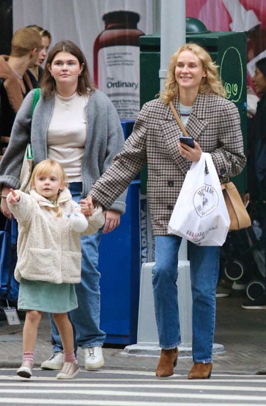 Diane Kruger enjoys a day at the park with her daughter in Beverly Hills,  California