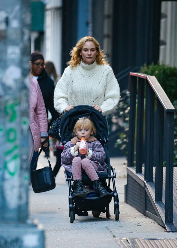 Diane Kruger enjoys a day at the park with her daughter in Beverly Hills,  California